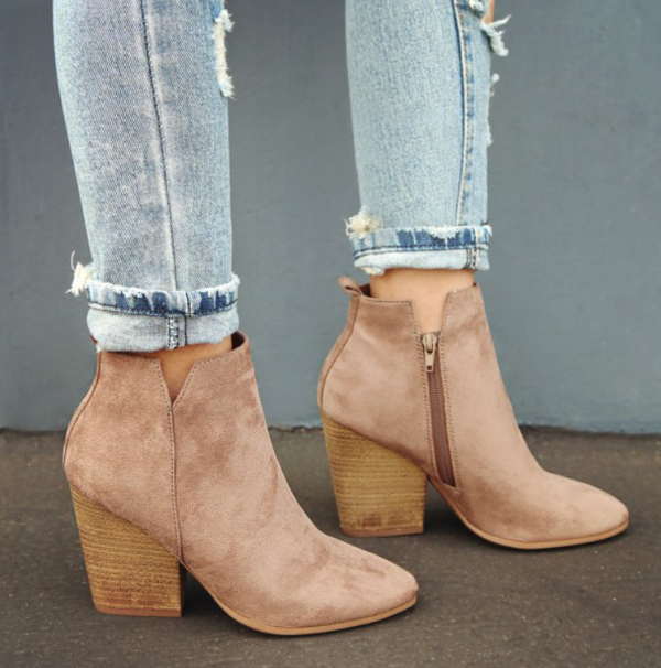 Sepatu Boot dengan Hak Block Berbahan Kayu